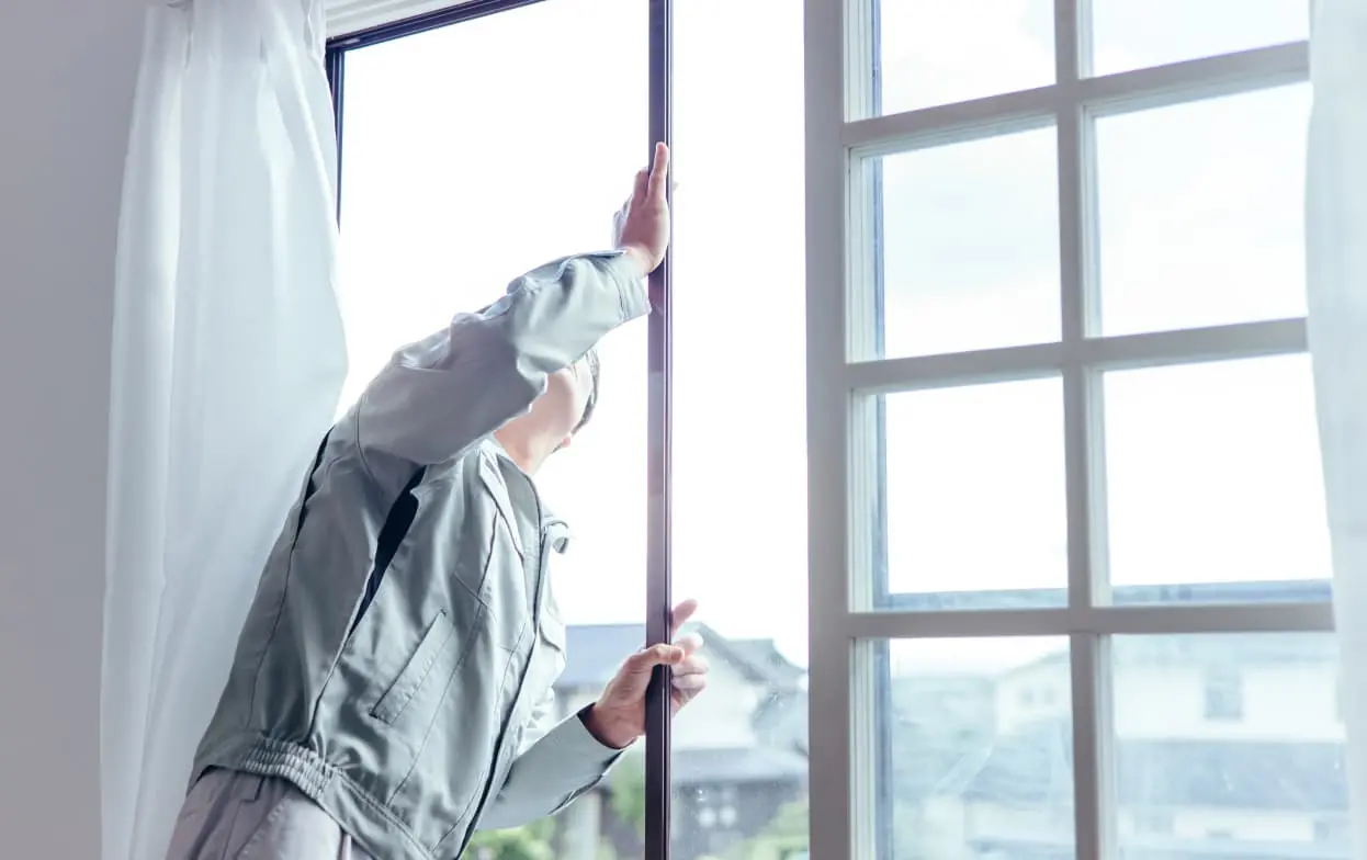 窓を点検している人