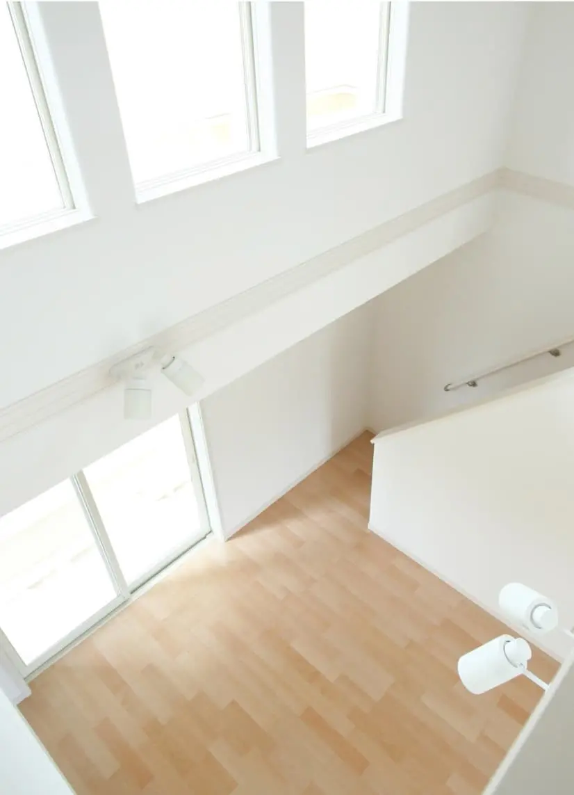 窓際にいる家族