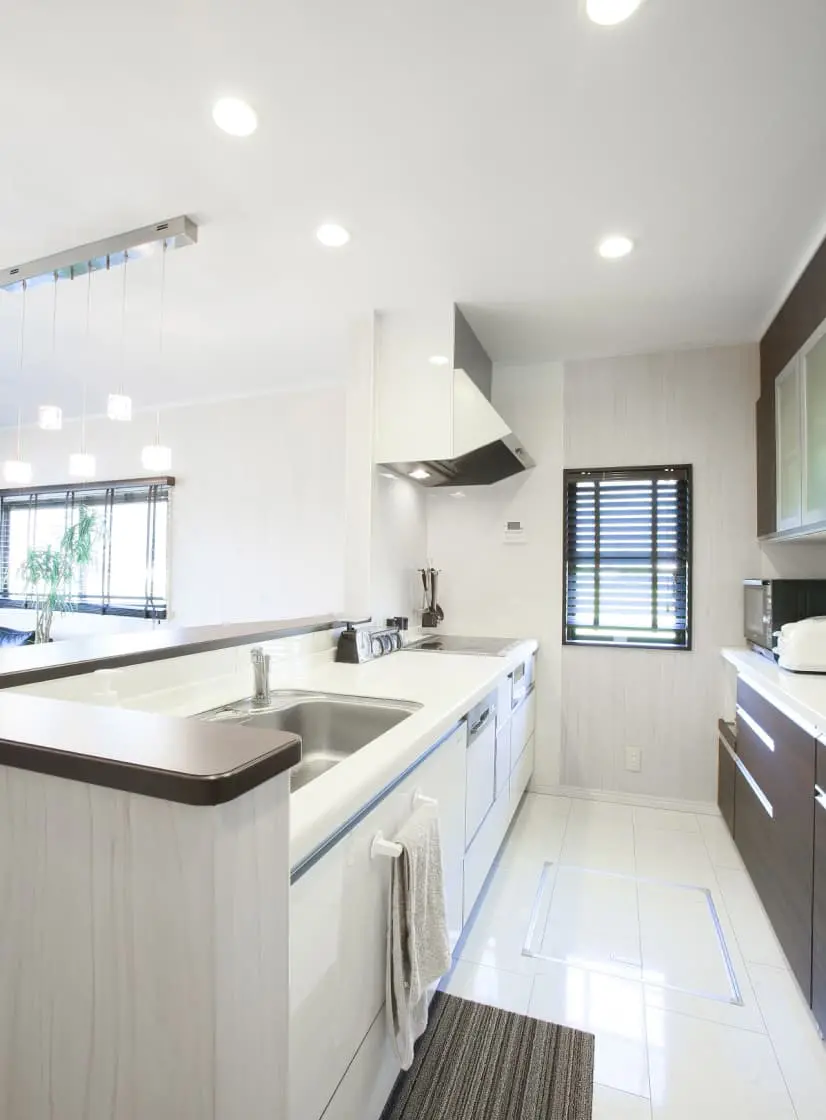 キッチンにいる夫婦