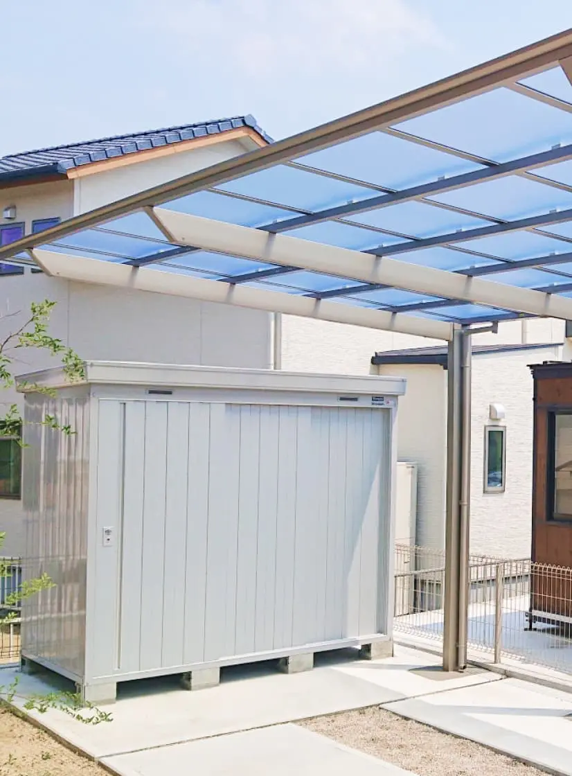 家の前にいる家族